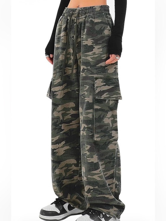 Pants - NWOT Camo Wide-Leg Cargo Pants - Olive Green